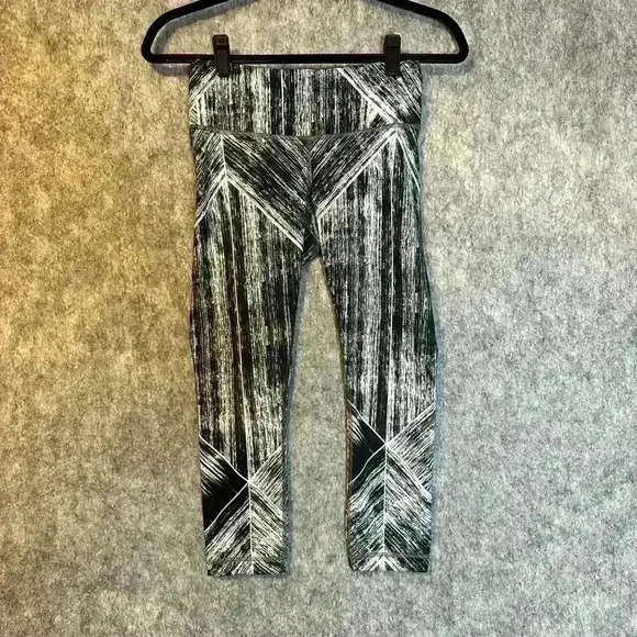 Lululemon White & Black Wunder Under Crop II - Size 4 - Picture 1 of 4